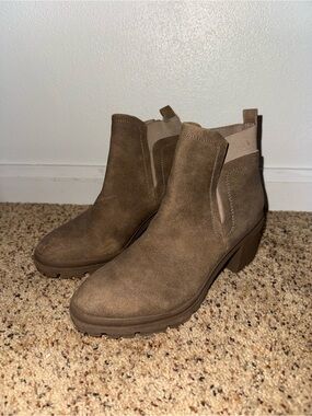 Women’s Tan Chelsea Heeled Ankle Boots